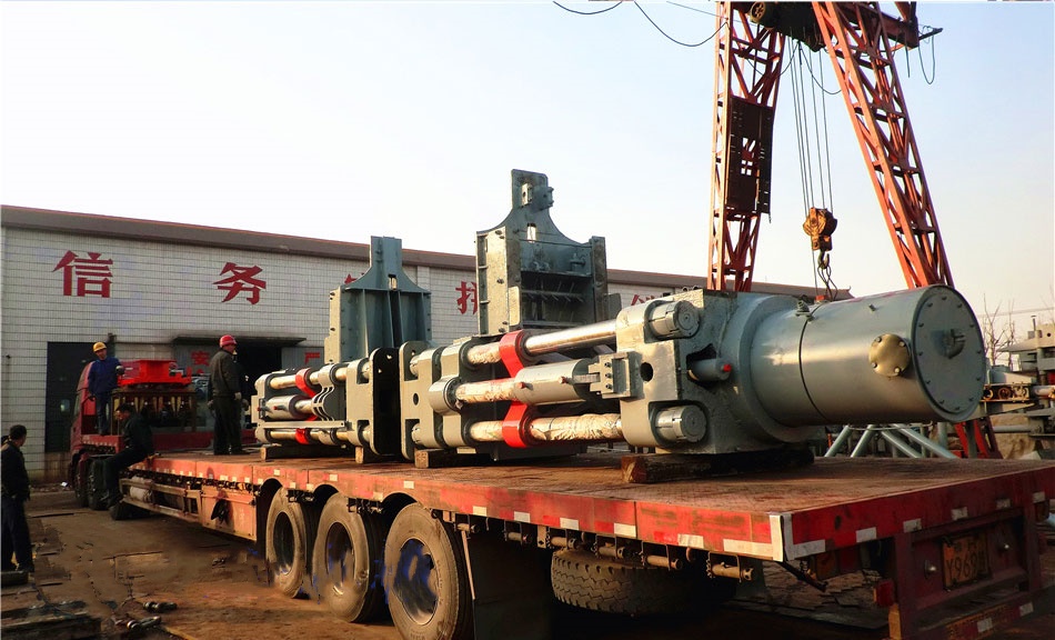 2台830噸三梁四柱液壓機（jī）發貨現場（chǎng）