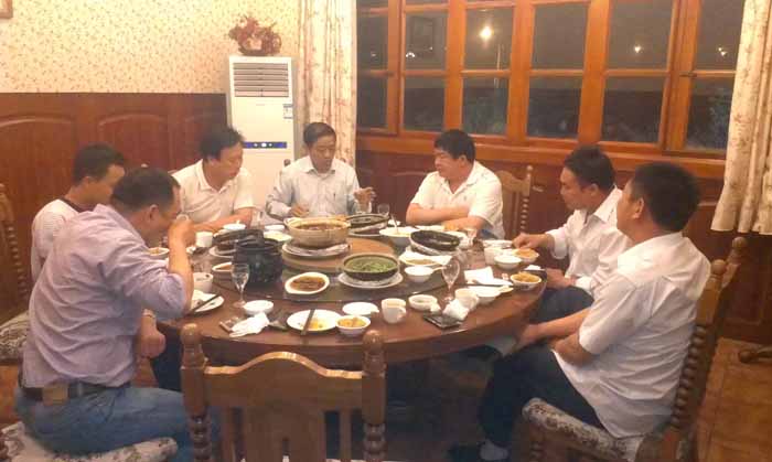 我司（sī）業務經理與金總共進晚餐（cān）洽談合作